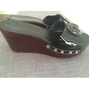 Tory burch black wedges.